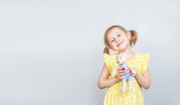 Petite fille caucasienne avec ours en peluche