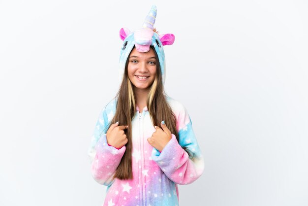 Petite fille caucasienne portant un pyjama licorne isolé sur fond blanc avec une expression faciale surprise