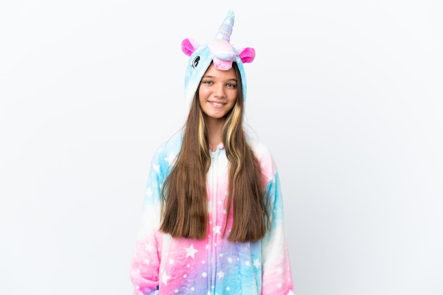 Petite fille caucasienne portant un pyjama licorne isolé sur fond blanc en riant