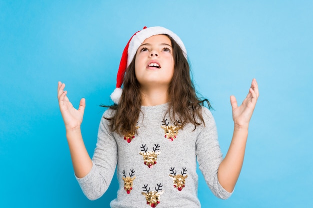 Petite Fille Célébrant Le Jour De Noël Hurlant Vers Le Ciel, Levant Les Yeux, Frustrée.