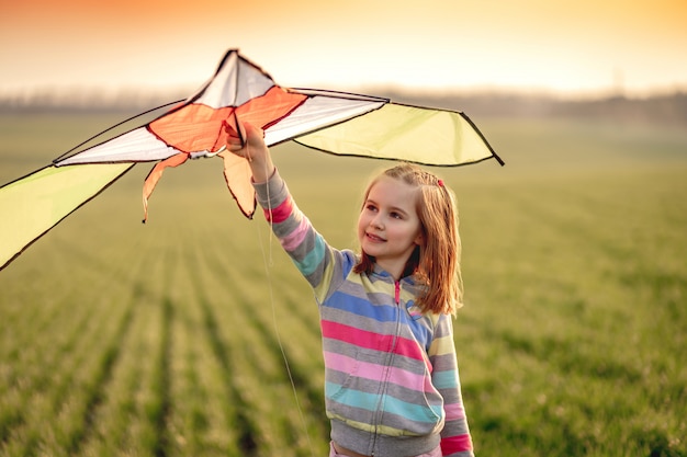 Petite fille avec cerf-volant volant