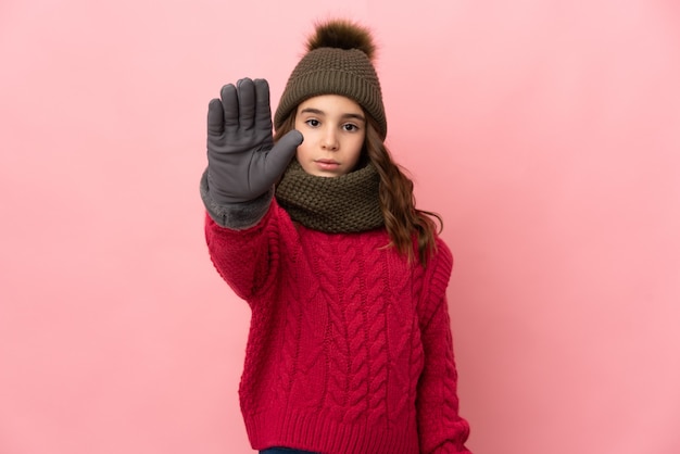 Petite fille avec chapeau d'hiver isolé