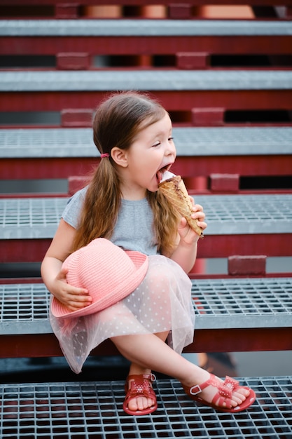 Petite fille, à, chapeau, manger, glace