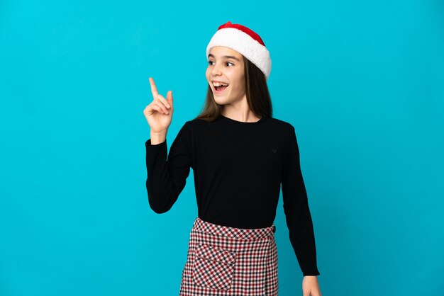 Petite fille avec un chapeau de Noël isolé dans l'intention de réaliser la solution