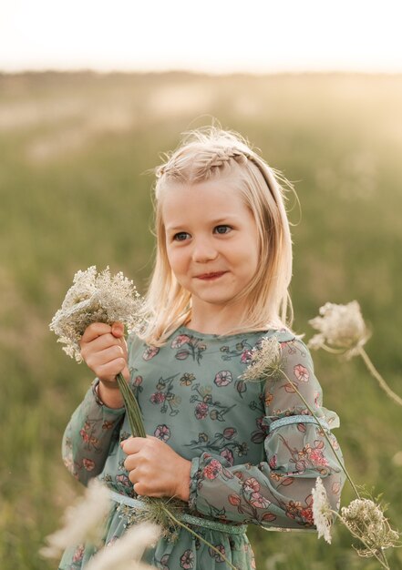 Petite fille charmante et positive profitant d'une journée ensoleillée d'été, d'émotions d'expression, s'amusant, enfant heureux marchant en été