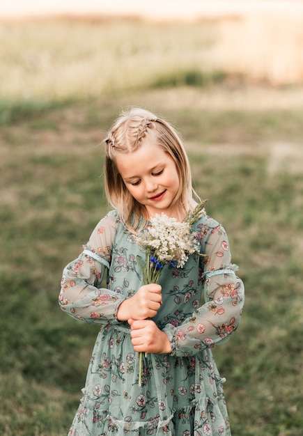 Petite fille charmante et positive profitant d'une journée ensoleillée d'été, d'émotions d'expression, s'amusant, enfant heureux marchant en été