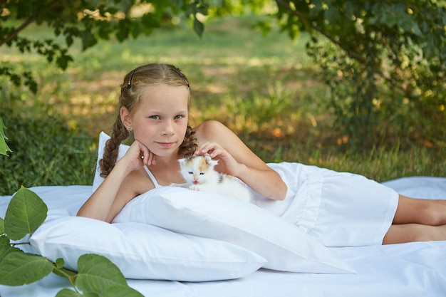 Petite fille avec chaton