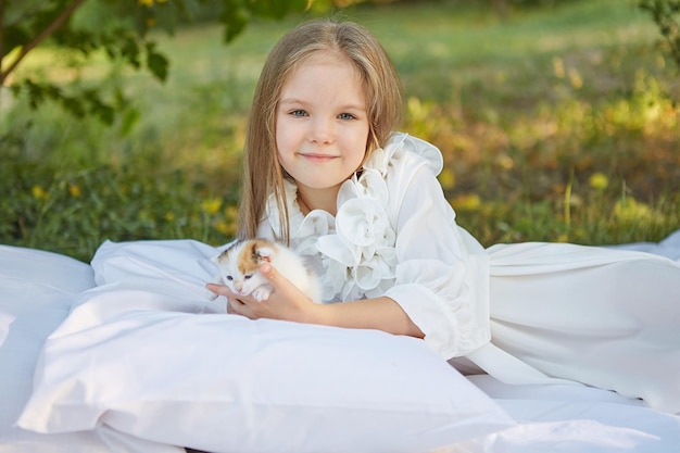 Petite fille avec chaton