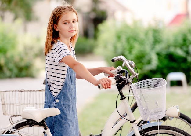 Petite fille chevauche une trottinette