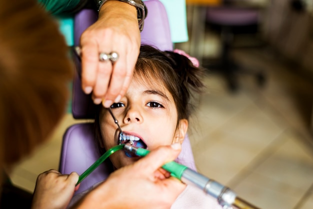 Petite fille chez le dentiste