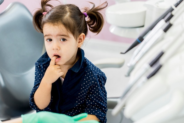 Petite fille chez le dentiste