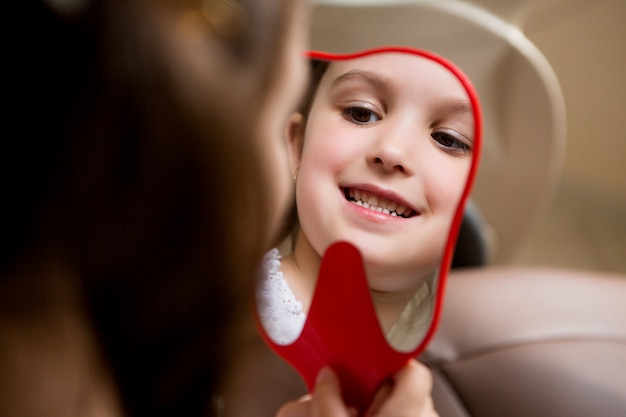 petite fille chez le dentiste