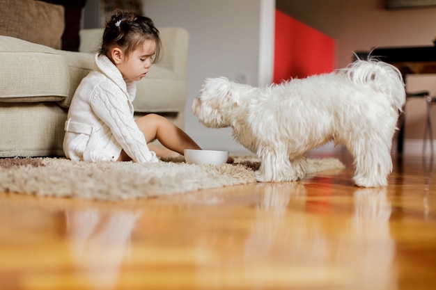 Petite fille avec un chien