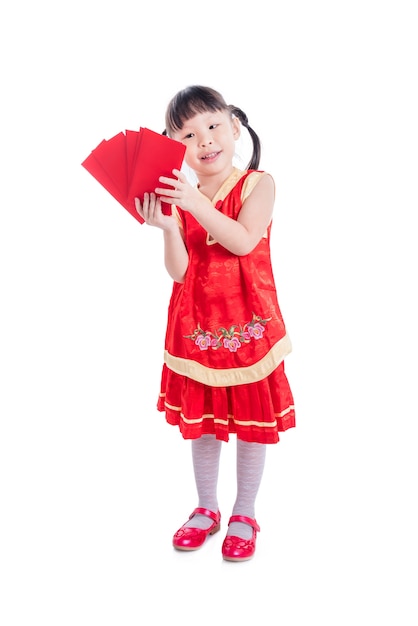 Petite fille chinoise en couleur rouge robe traditionnelle tenant argent paquet rouge