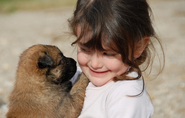 Petite fille et chiot