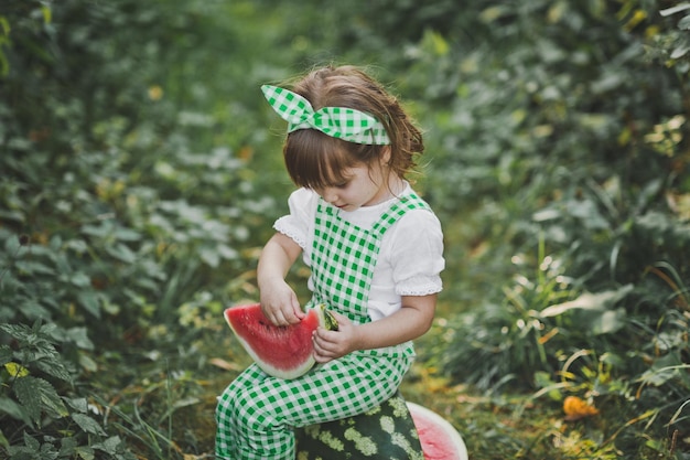Une petite fille choisit les graines d'une pastèque 1908