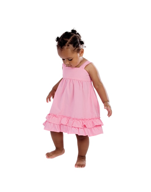 Petite fille avec une coiffure afro et une robe rose