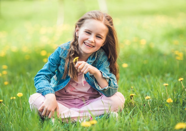 Petite fille, collecte, fleurs