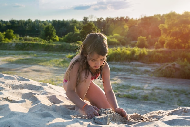 Une petite fille construit un château de sable de plage mode de vie actif jeux vacances vacances repos