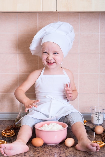 petite fille en costume de cuisinier