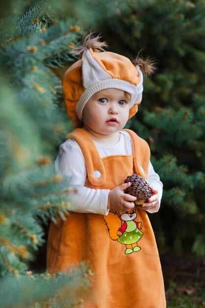 petite fille en costume d'écureuil