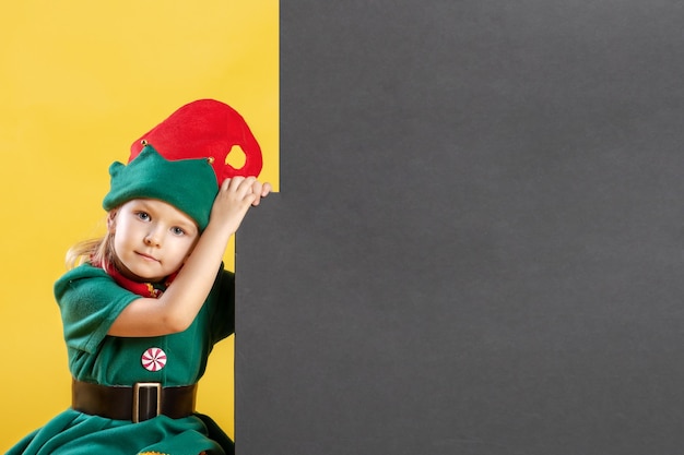 Petite fille en costume d'elfe.
