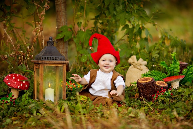 Petite fille en costume de gnome en forêt