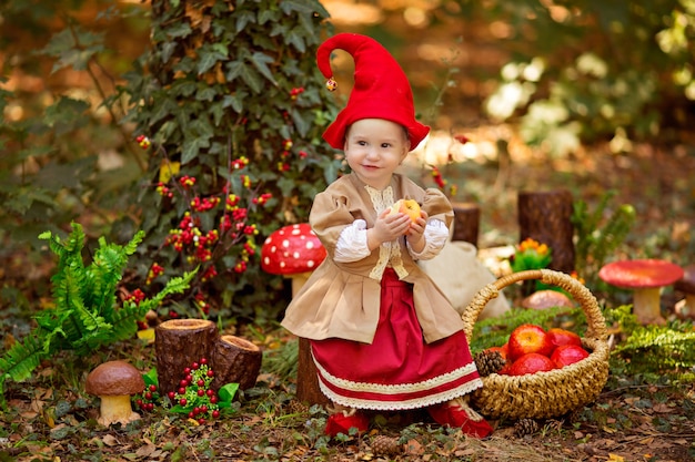 Petite fille en costume de gnome en forêt