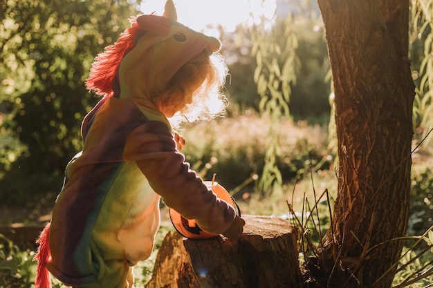 Petite fille en costume d'Halloween licorne arc-en-ciel fabuleux espace magique merveilleux de forêt pour le texte