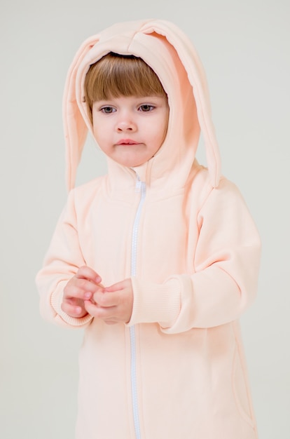 Petite fille en costume de lapin mignon