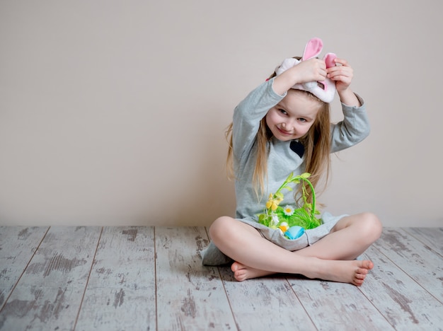 Petite fille en costume de lapin de Pâques