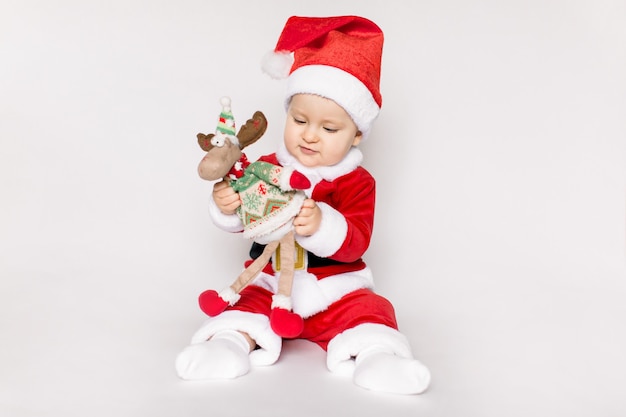 Petite fille en costume de père Noël