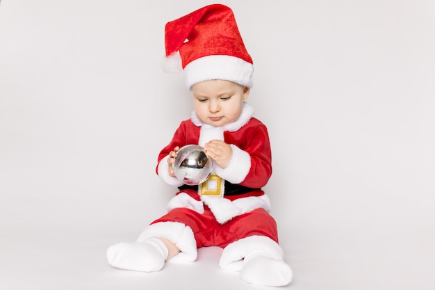 Petite fille en costume de père Noël