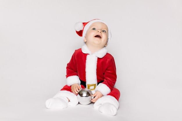 Petite fille en costume de père Noël