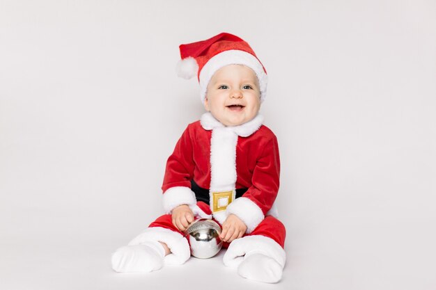 Petite fille en costume de père Noël