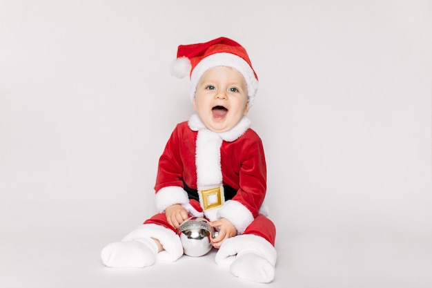 Petite fille en costume de père Noël