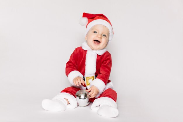 Petite fille en costume de père Noël