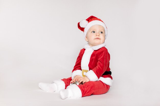 Petite fille en costume de père Noël