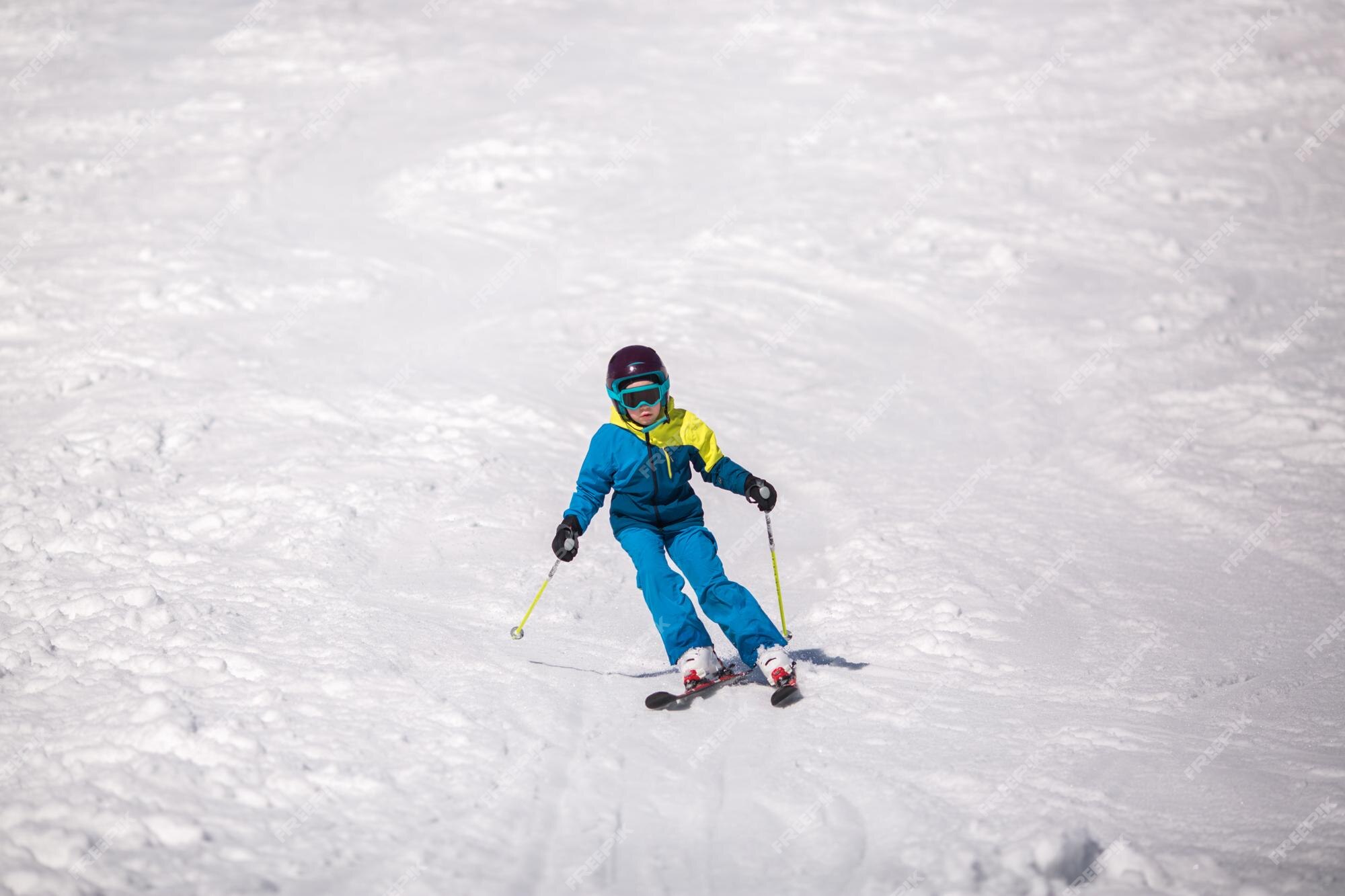 Petite Fille En Costume De Ski Bleu Et Jaune Ski En Descente Activité  Récréative De Sports D'hiver