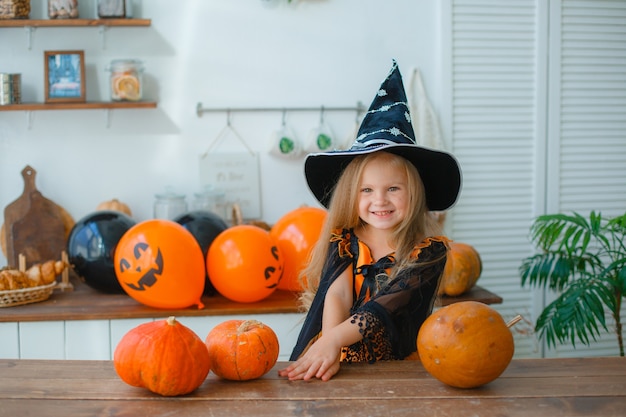 Petite fille en costume de sorcière