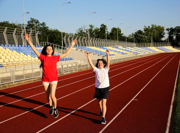 Petite fille courant sur le stade