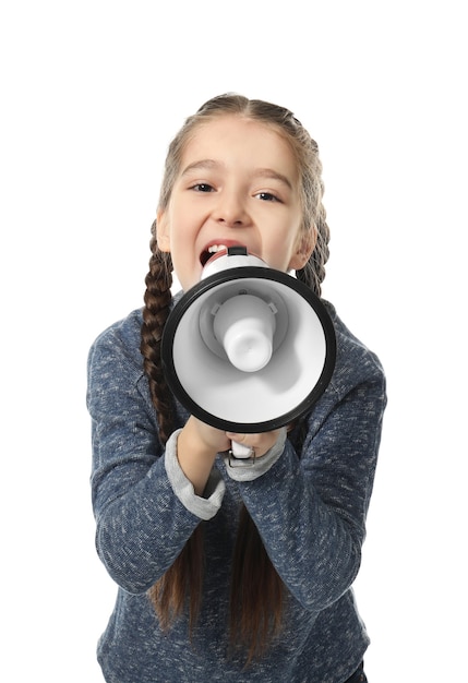 Petite fille criant dans un mégaphone sur blanc