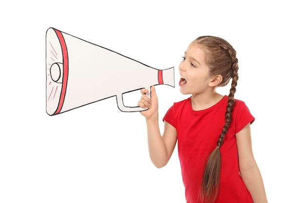 Petite fille criant dans un mégaphone en papier sur blanc