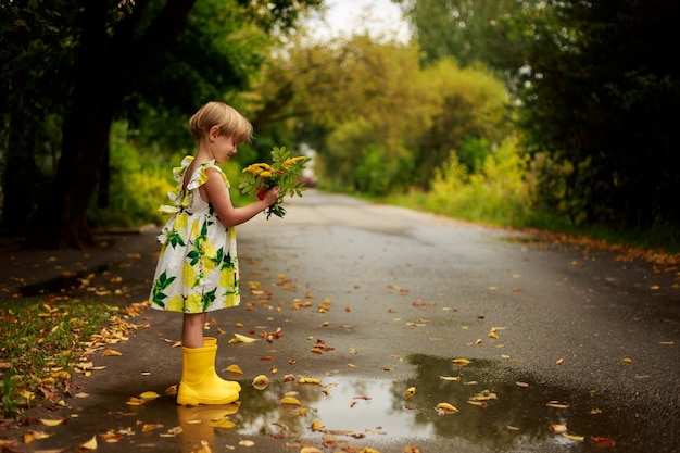 Petite fille cueillant des fleurs