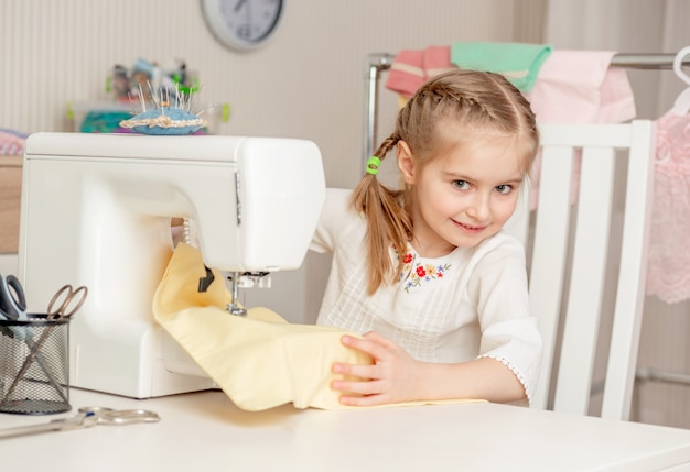 Petite fille dans un atelier de couture