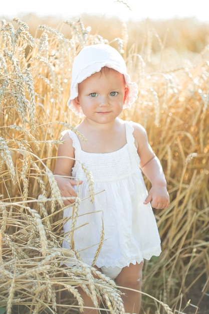 Petite fille dans un champ de blé