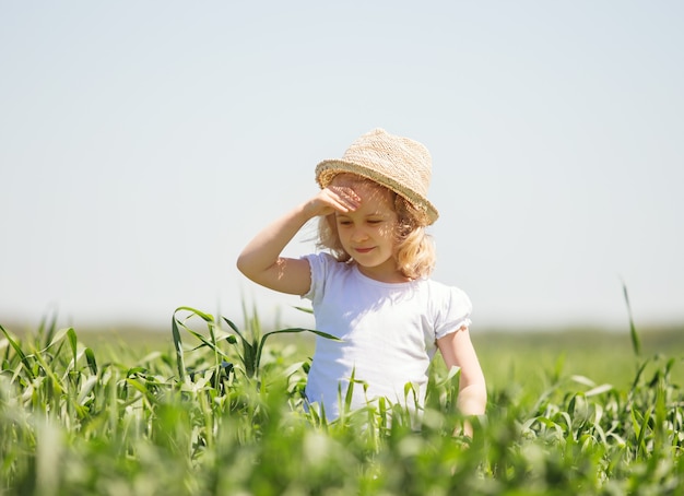 Petite fille dans le champ, été en plein air