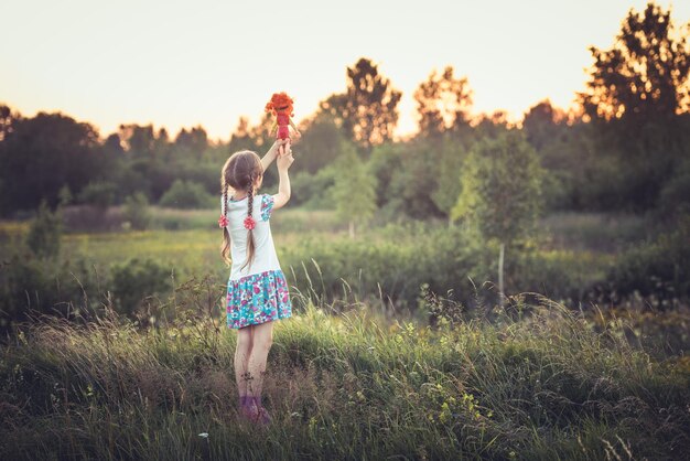 Une petite fille dans un champ en été