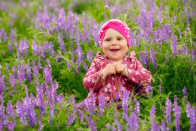 Une petite fille dans un champ de fleurs violettes