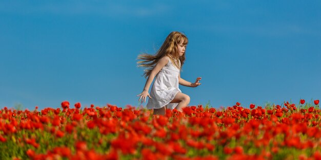 Petite fille dans le champ de pavot